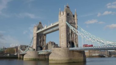 Tower Bridge ve Thames River Birleşik Krallık statik kamera görüntüleri. İngiltere İkonik Kule Köprüsü Yaz Gecesi. Üç ayaklı çekim Londra 'nın simgesi Towerbridge İngiltere çok güzel ve tarihsel