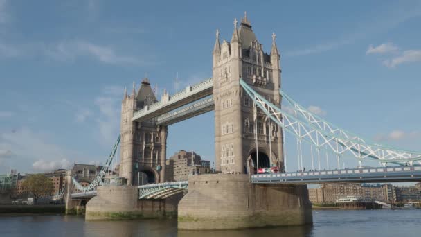 タワーブリッジとテムズ川イギリス静的なカメラ映像 イギリス象徴的なタワーブリッジ夏の夜 ロンドンのランドマークタワーブリッジの三脚ショット歴史的な美しさとフル — ストック動画