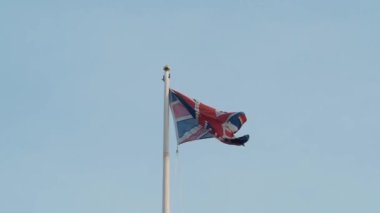 Birleşik Krallık 'ın gerçek İngiliz bayrağı rüzgarda dalgalanan bayrak direğinde. Birleşik Krallık bayrağı İngiltere 'nin rüzgarında dalgalanan video. AB Brexit 'i Birleşik Krallık dışında. Birleşik Krallık Taç Giyme Töreni 'nin ulusal bayrağı. İngiliz bayrağı