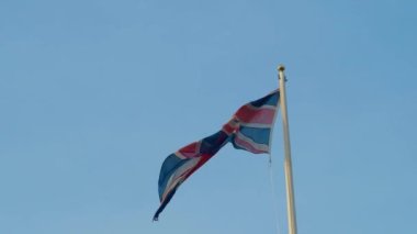 Birleşik Krallık 'ın gerçek İngiliz bayrağı rüzgarda dalgalanan bayrak direğinde. Birleşik Krallık bayrağı İngiltere 'nin rüzgarında dalgalanan video. AB Brexit 'i Birleşik Krallık dışında. Birleşik Krallık Taç Giyme Töreni 'nin ulusal bayrağı. İngiliz bayrağı