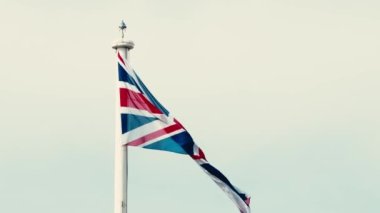 Birleşik Krallık 'ın gerçek İngiliz bayrağı rüzgarda dalgalanan bayrak direğinde. Birleşik Krallık bayrağı İngiltere 'nin rüzgarında dalgalanan video. AB Brexit 'i Birleşik Krallık dışında. Birleşik Krallık Taç Giyme Töreni 'nin ulusal bayrağı. İngiliz bayrağı