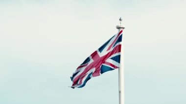 Birleşik Krallık 'ın gerçek İngiliz bayrağı rüzgarda dalgalanan bayrak direğinde. Birleşik Krallık bayrağı İngiltere 'nin rüzgarında dalgalanan video. AB Brexit 'i Birleşik Krallık dışında. Birleşik Krallık Taç Giyme Töreni 'nin ulusal bayrağı. İngiliz bayrağı