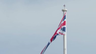 Birleşik Krallık 'ın gerçek İngiliz bayrağı rüzgarda dalgalanan bayrak direğinde. Birleşik Krallık bayrağı İngiltere 'nin rüzgarında dalgalanan video. AB Brexit 'i Birleşik Krallık dışında. Birleşik Krallık Taç Giyme Töreni 'nin ulusal bayrağı. İngiliz bayrağı
