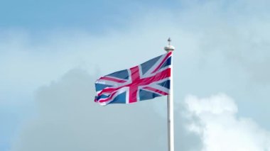 Birleşik Krallık 'ın gerçek İngiliz bayrağı rüzgarda dalgalanan bayrak direğinde. Birleşik Krallık bayrağı İngiltere 'nin rüzgarında dalgalanan video. AB Brexit 'i Birleşik Krallık dışında. Birleşik Krallık Taç Giyme Töreni 'nin ulusal bayrağı. İngiliz bayrağı