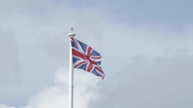 Birleşik Krallık 'ın gerçek İngiliz bayrağı rüzgarda dalgalanan bayrak direğinde. Birleşik Krallık bayrağı İngiltere 'nin rüzgarında dalgalanan video. AB Brexit 'i Birleşik Krallık dışında. Birleşik Krallık Taç Giyme Töreni 'nin ulusal bayrağı. İngiliz bayrağı