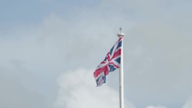 Birleşik Krallık 'ın gerçek İngiliz bayrağı rüzgarda dalgalanan bayrak direğinde. Birleşik Krallık bayrağı İngiltere 'nin rüzgarında dalgalanan video. AB Brexit 'i Birleşik Krallık dışında. Birleşik Krallık Taç Giyme Töreni 'nin ulusal bayrağı. İngiliz bayrağı