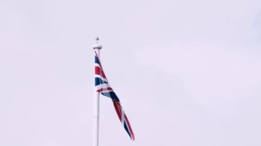 Birleşik Krallık 'ın gerçek İngiliz bayrağı rüzgarda dalgalanan bayrak direğinde. Birleşik Krallık bayrağı İngiltere 'nin rüzgarında dalgalanan video. AB Brexit 'i Birleşik Krallık dışında. Birleşik Krallık Taç Giyme Töreni 'nin ulusal bayrağı. İngiliz bayrağı