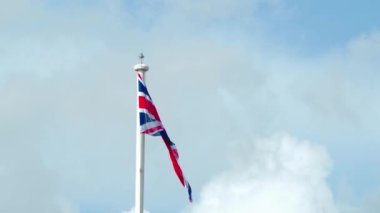 Birleşik Krallık 'ın gerçek İngiliz bayrağı rüzgarda dalgalanan bayrak direğinde. Birleşik Krallık bayrağı İngiltere 'nin rüzgarında dalgalanan video. AB Brexit 'i Birleşik Krallık dışında. Birleşik Krallık Taç Giyme Töreni 'nin ulusal bayrağı. İngiliz bayrağı