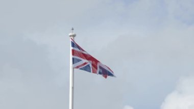 Birleşik Krallık 'ın gerçek İngiliz bayrağı rüzgarda dalgalanan bayrak direğinde. Birleşik Krallık bayrağı İngiltere 'nin rüzgarında dalgalanan video. AB Brexit 'i Birleşik Krallık dışında. Birleşik Krallık Taç Giyme Töreni 'nin ulusal bayrağı. İngiliz bayrağı