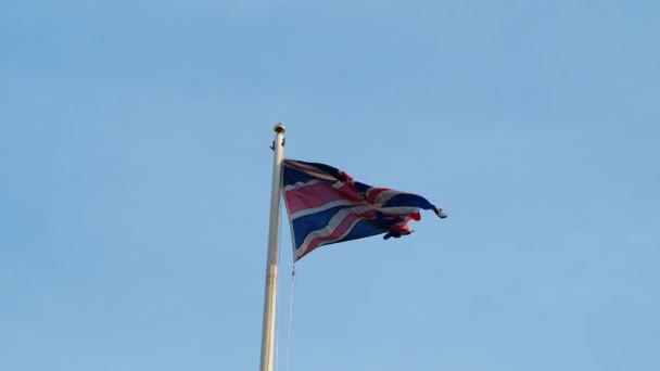 Настоящий Флаг Великобритании Флагштоком Развевающимся Ветру Видео Флагом Соединенного Королевства — стоковое видео