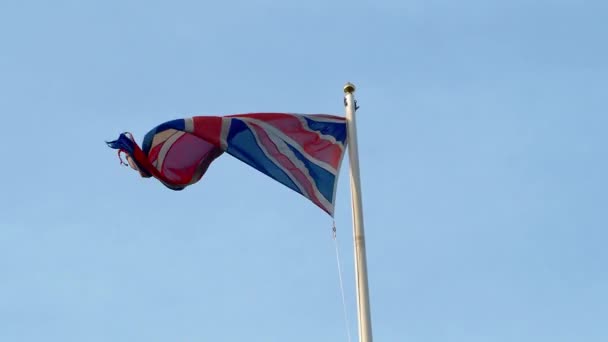 Настоящий Флаг Великобритании Флагштоком Развевающимся Ветру Видео Флагом Соединенного Королевства — стоковое видео