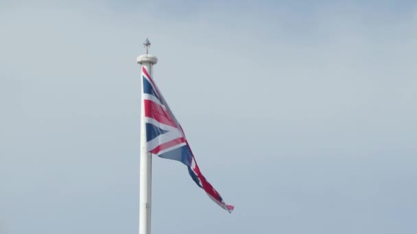 Birleşik Krallık Gerçek Ngiliz Bayrağı Rüzgarda Dalgalanan Bayrak Direğinde Birleşik — Stok video