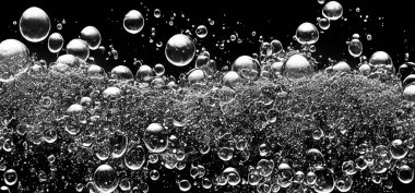 Soda su kabarcıkları siyah arka planda su altında sıçrıyor. Karbonat içeceği konseptini canlandırmak için suyun altında bir patlama gibi köpüren ve yüzeye doğru yüzen kola sıvısı dokusu..