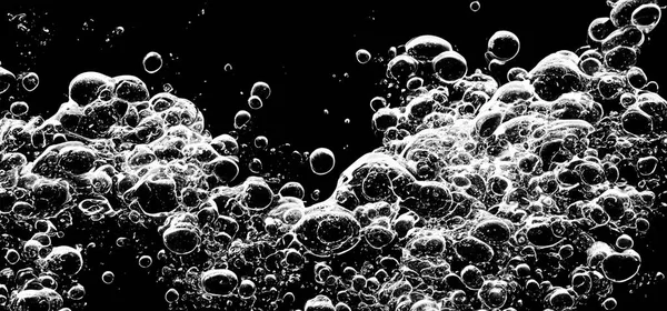 苏打水泡在水下向黑色背景喷射 可乐的液体质感 如水底爆炸般飘浮浮出水面 使碳酸饮料焕然一新 — 图库照片