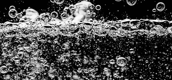 Содові Бульбашки Зливаються Під Водою Чорному Тлі Текстура Рідини Кола — стокове фото