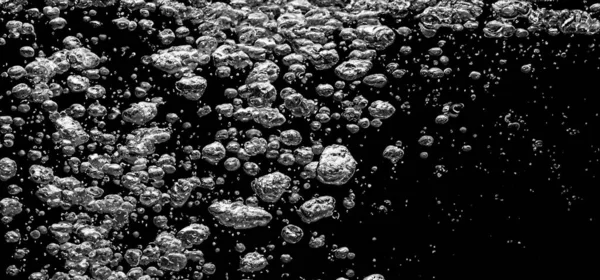 苏打水泡在水下向黑色背景喷射 可乐的液体质感 如水底爆炸般飘浮浮出水面 使碳酸饮料焕然一新 — 图库照片