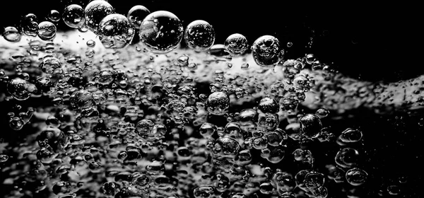 Läsk Vatten Bubblor Stänk Vattnet Mot Svart Bakgrund Cola Flytande — Stockfoto