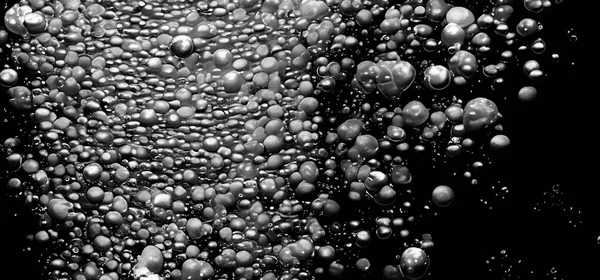 Pęcherzyki Wody Sodowej Rozpryskujące Się Pod Wodą Czarnym Tle Płynna — Zdjęcie stockowe