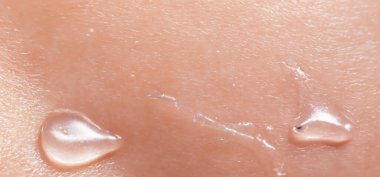 Kolajen ve Hyaluron Serum Cildi. Hyaluron jeli sıçraması. Deride sıvı hyaluronik asit jeli. İnsan derisinin arka planında kozmetik su jeli dokusu. Dokulu arka plan. cilt bakımı ürünü.