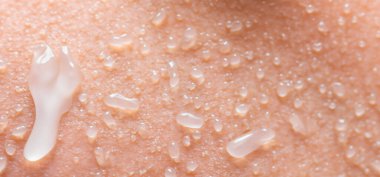 Kolajen ve Hyaluron Serum Cildi. Hyaluron jeli sıçraması. Deride sıvı hyaluronik asit jeli. İnsan derisinin arka planında kozmetik su jeli dokusu. Dokulu arka plan. cilt bakımı ürünü.