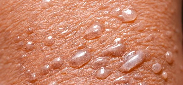 コラーゲンとヒアルロン酸セラムジェル肌に ヒアルロンゲルの粉砕 皮膚上の液体ヒアルロン酸ゲル 人間の皮膚の背景に化粧水ゲルのテクスチャ 背景のテクスチャ スキンケア製品 — ストック写真