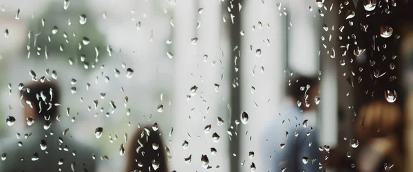 Падіння Дощу Склянку Вікна Кав Ярні Розмитий Міський Життєвий Фон — стокове фото