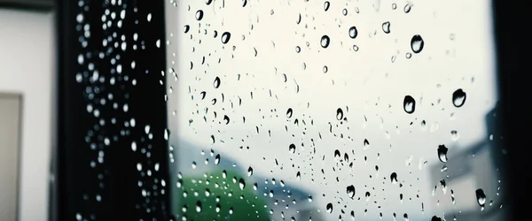 Regn Droppe Fönstret Glas Kaffe Och Suddig Stadsliv Bakgrund Regnsäsong — Stockfoto