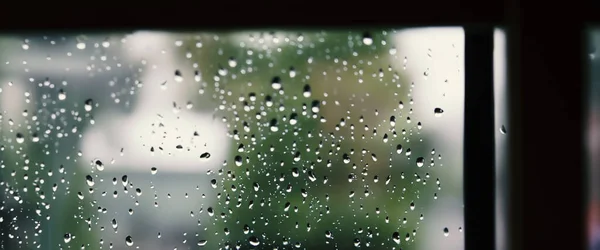 Kropla Deszczu Szybę Kawiarni Rozmazane Tło Życia Miasta Pora Deszczowa — Zdjęcie stockowe
