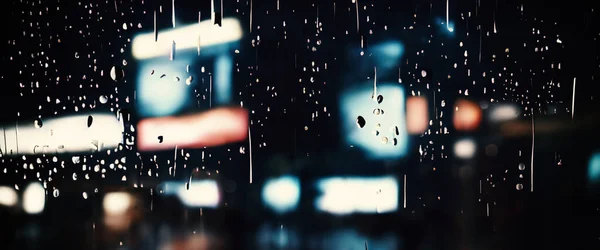 雨滴落在咖啡店的窗玻璃上 模糊了城市生活的背景 多雨的季节和模糊的人们城市的日常生活或者窗外的夜灯 咖啡店橱窗被雨水覆盖 — 图库照片