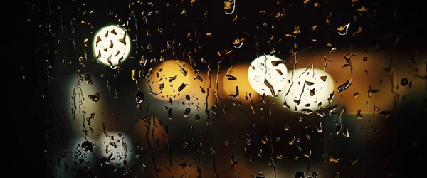Regn Droppe Fönstret Glas Kaffe Och Suddig Stadsliv Bakgrund Regnsäsong — Stockfoto