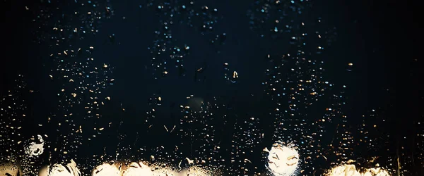 창문에 빗방울이 떨어지고 해진다 장마철이 사람들은 도시의 생활이나 라이트를 됩니다 — 스톡 사진