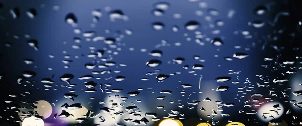 ฝนตกบนกระจกหน างของร านกาแฟและพ นหล ตในเม องเบลอ ฝนและผ คนเบลอช ตกลางว นในเม — ภาพถ่ายสต็อก