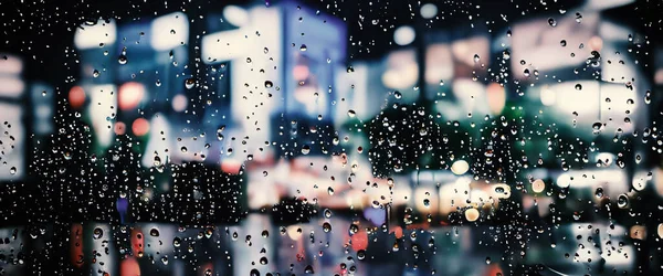 コーヒーショップの窓ガラスとぼやけた都市生活の背景に雨が降ります 雨の季節とぼやけた人々の都市の生活や窓の外のボケの夜のライト 雨水に覆われた喫茶店の窓 — ストック写真