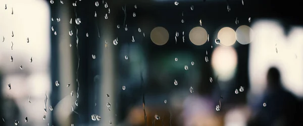 Kahve Dükkanının Camına Yağmur Damlası Bulanık Şehir Hayatı Yağmurlu Mevsim — Stok fotoğraf