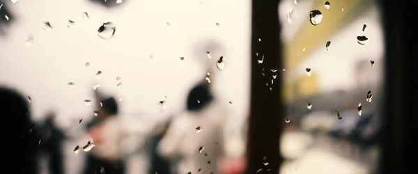 Падіння Дощу Склянку Вікна Кав Ярні Розмитий Міський Життєвий Фон — стокове фото