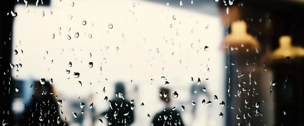 Dešťové Kapky Okenní Sklo Kavárny Rozmazané Město Života Pozadí Období — Stock fotografie