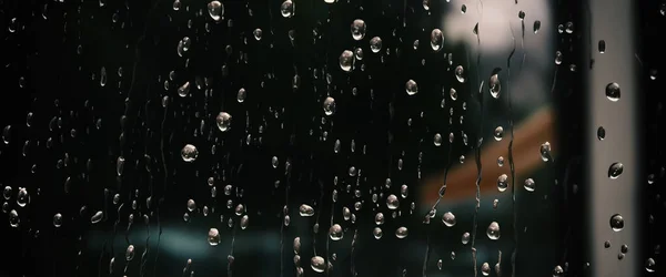 Βροχή Πτώση Στο Παράθυρο Γυαλί Της Καφετέριας Και Θολό Φόντο — Φωτογραφία Αρχείου