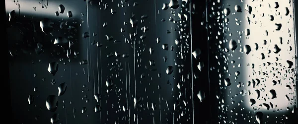 Regentropfen Auf Fensterscheiben Von Cafés Und Verschwommener Hintergrund Des Stadtlebens — Stockfoto