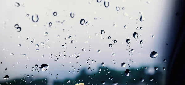 Prysznic Deszczowy Przedniej Szybie Samochodu Lub Szybie Samochodu Rozmyta Droga — Zdjęcie stockowe