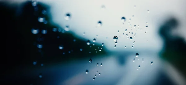 Prysznic Deszczowy Przedniej Szybie Samochodu Lub Szybie Samochodu Rozmyta Droga — Zdjęcie stockowe