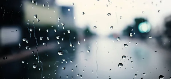 Дощовий Душ Вітровому Склі Автомобіля Або Вікні Автомобіля Розмита Дорога — стокове фото