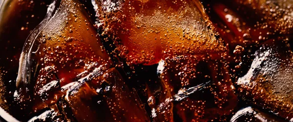 Kóla Jéggel Zárja Jégkockák Kóla Vízben Karbonát Ital Textúrája Buborékokkal — Stock Fotó