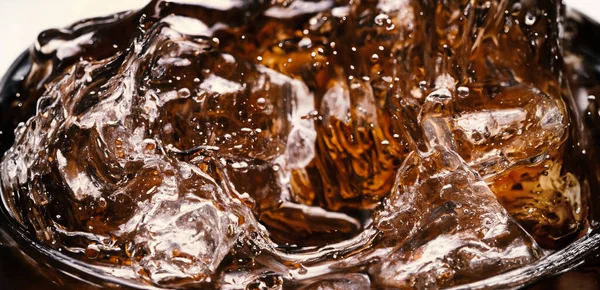 Cákání Coly Ledu Cola Soda Led Syčící Nebo Vznášející Povrchu — Stock fotografie