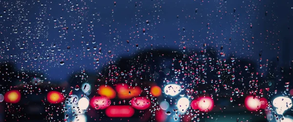 비오고 장마철에는 자동차 유리창에 내리고 뒤에서는 흐릅니다 자동차 거울에 빗방울이 — 스톡 사진