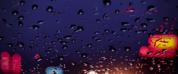 在雨中开车 雨季雨落在汽车挡风玻璃或车窗上 背景交通道路模糊不清 雨落在汽车镜子上 雨中的路细雨减少驾驶能见度 — 图库照片