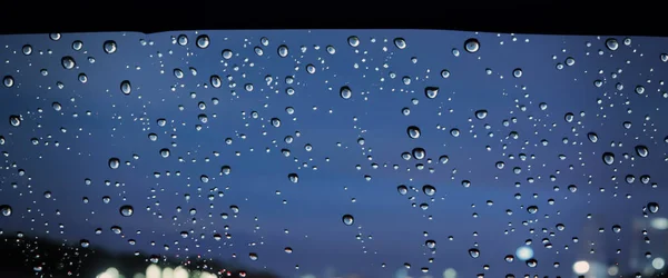 Οδηγώντας Μέσα Στη Βροχή Βροχή Στο Παρμπρίζ Του Αυτοκινήτου Παράθυρο — Φωτογραφία Αρχείου