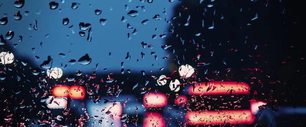 비오고 장마철에는 자동차 유리창에 내리고 뒤에서는 흐릅니다 자동차 거울에 빗방울이 — 스톡 사진