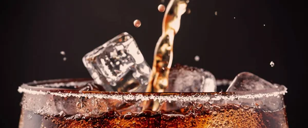 Häll Upp Cola Och Ice Cola Läsk Och Stänk Surrande — Stockfoto