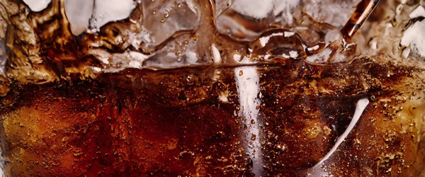 콜라와 얼음을 끓이는 얼음에 튀기거나 떠오르는 것이다 얼음을 닫으세요 음료의 — 스톡 사진