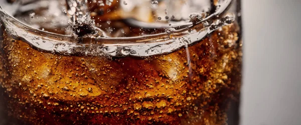 Nalít Colu Led Cola Soda Led Syčící Nebo Vznášející Povrchu — Stock fotografie